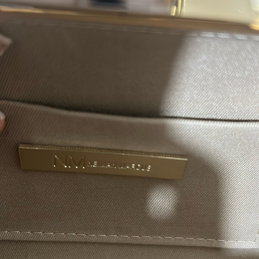 NEIMAN MARCUS WOMEN SNAP CLUTCH CROSSBODY GOLD CHAIN BONE - Picture 5 of 10